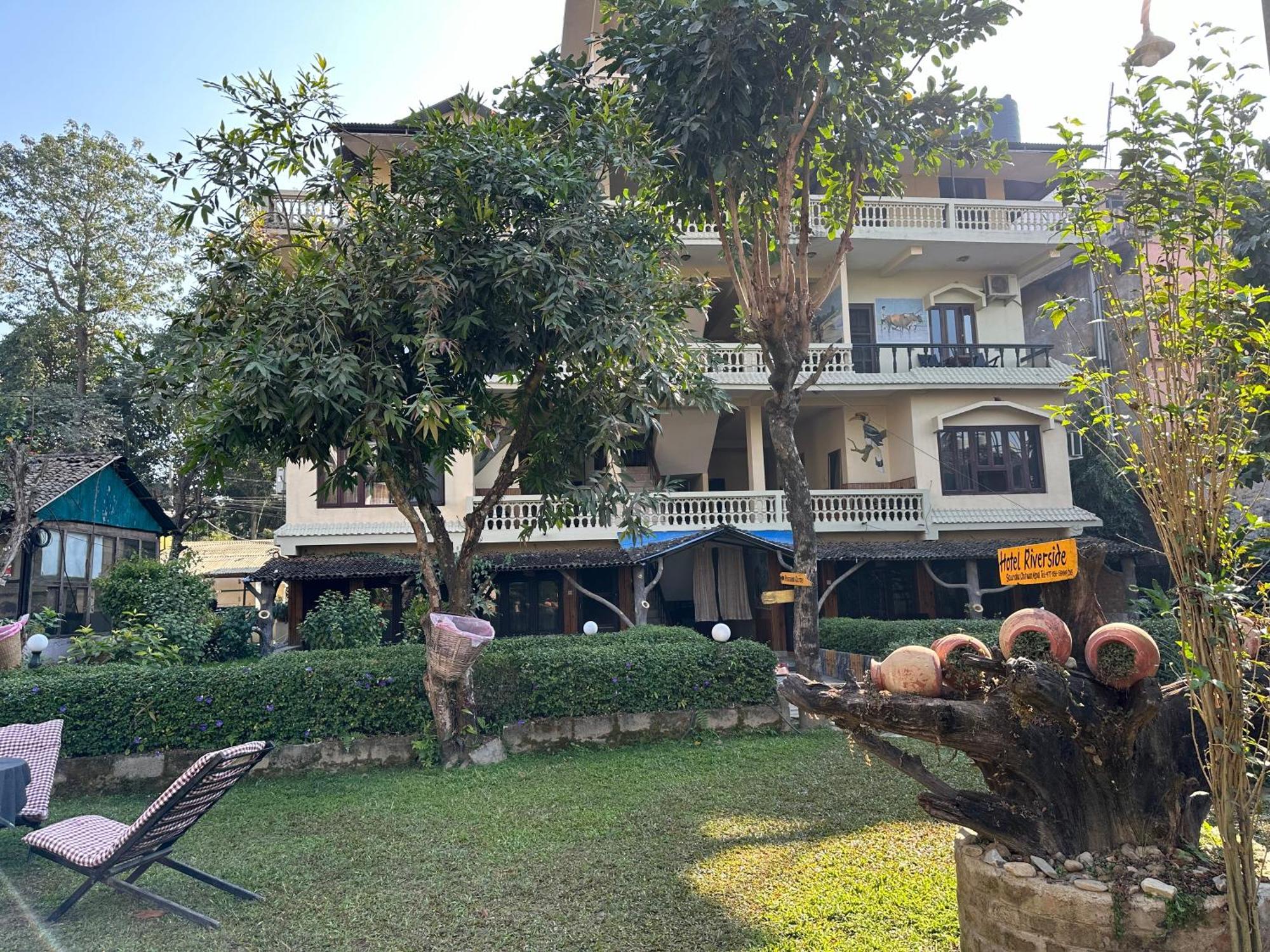 Hotel Riverside With Swimming Pool Sauraha Exterior photo
