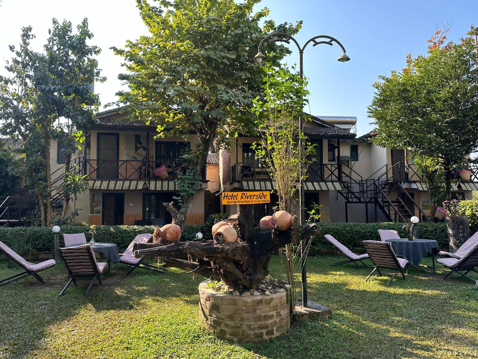 Hotel Riverside With Swimming Pool Sauraha Exterior photo