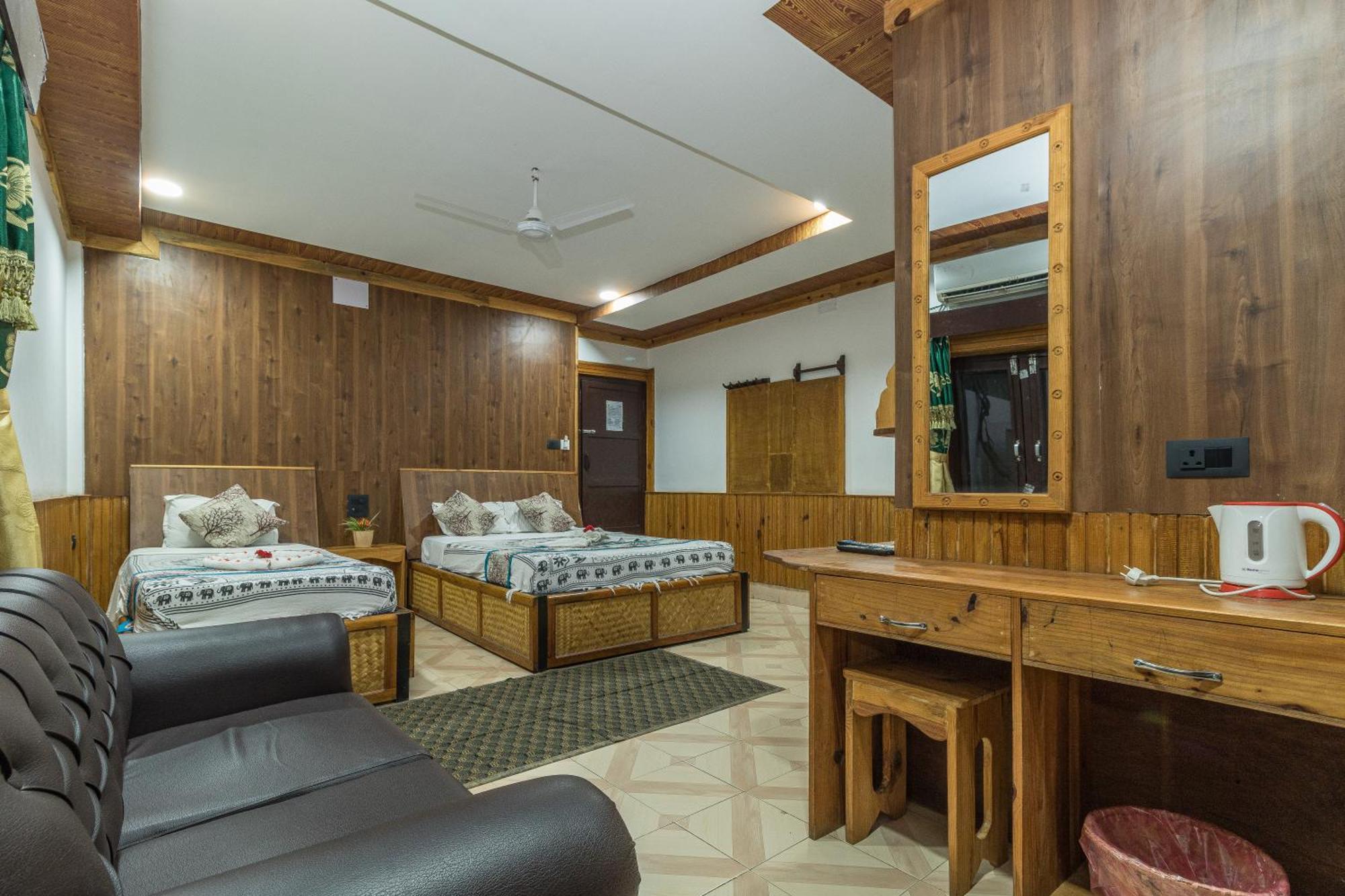 Hotel Riverside With Swimming Pool Sauraha Exterior photo