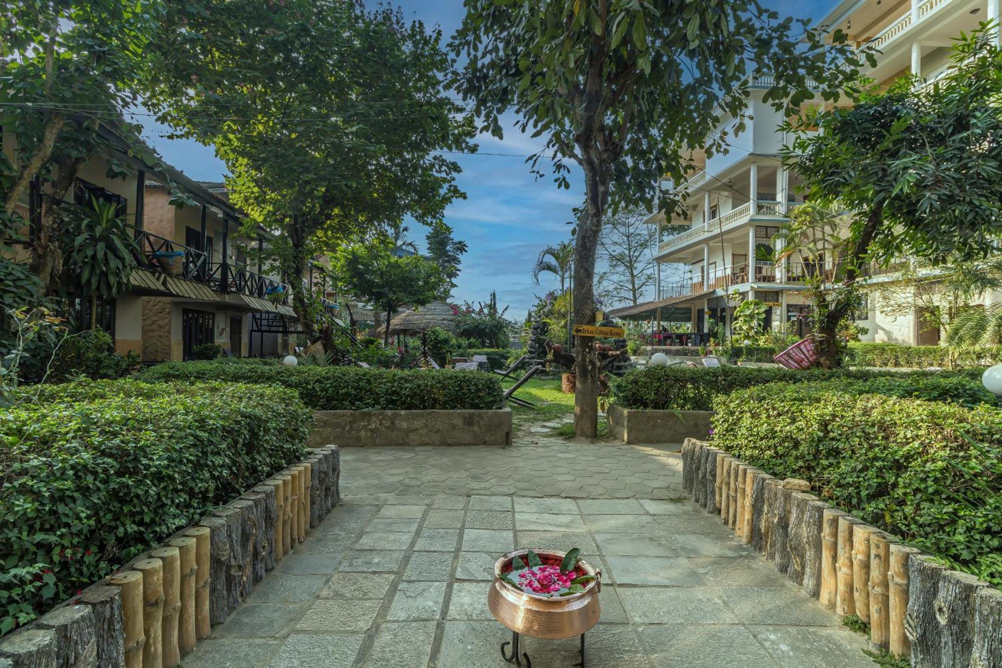 Hotel Riverside With Swimming Pool Sauraha Exterior photo